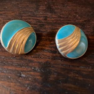50% off sale ✨✨Vintage 1980s turquoise and gold metal clip on earrings 3/4 inch